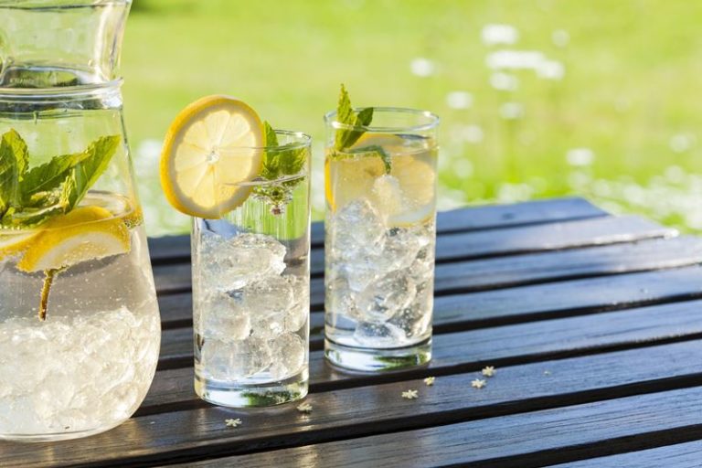 Read more about the article 6 Reasons You Need to Drink Lemon Water Every Day
