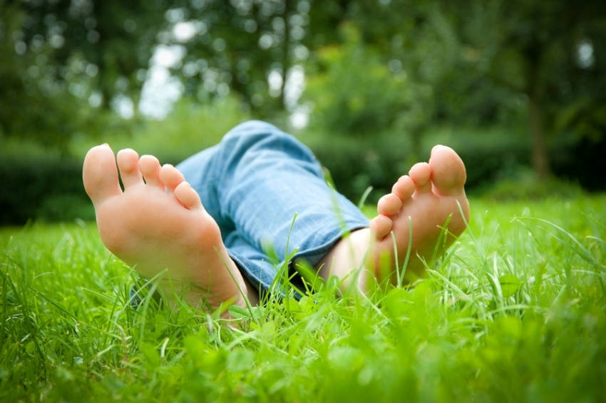 walking barefoot health benefits