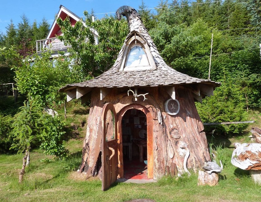 Someone Transformed This Tree Stump Into a Fancy Hobbit House