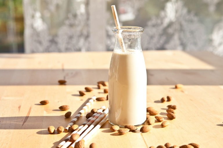 Read more about the article Homemade Almond Milk Recipe: Make Your Own Almond Milk in 5 Minutes!
