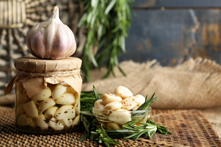 Read more about the article What Happens to Your Body When You Start Eating Garlic Every Day