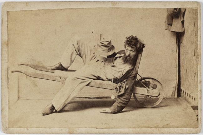 Read more about the article The 5 Stages of Drunkenness Shown in 100-Year-Old Photos
